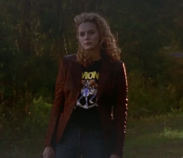 Y2K Grunge Outfit Ideas That Still Feel Wearable: Peyton Sawyers Iconic Leather Jacket&nbsp;Styles